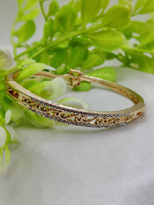 01 Pcs Imported Intricately Crafted Adjustable Bracelet With Elegant Design